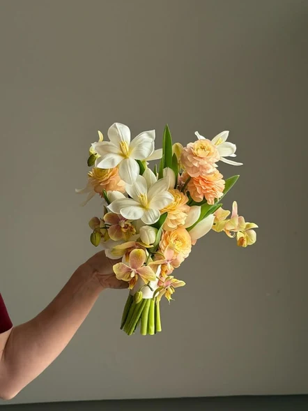 Warm yellow and cream flowers in the Caroline bouquet